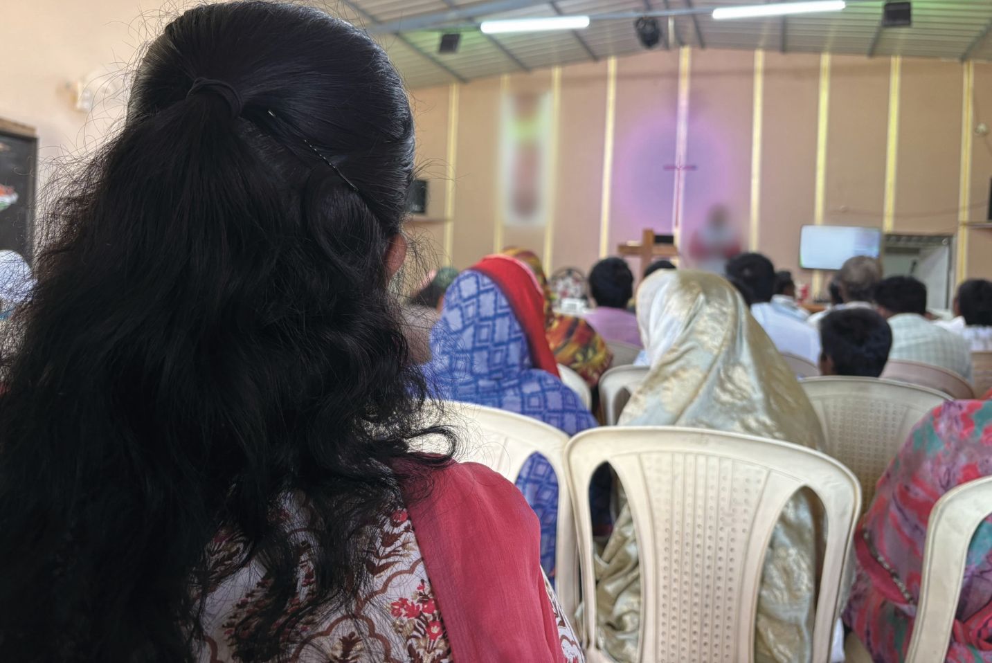 Sieviete un citi cilvēki baznīcā.