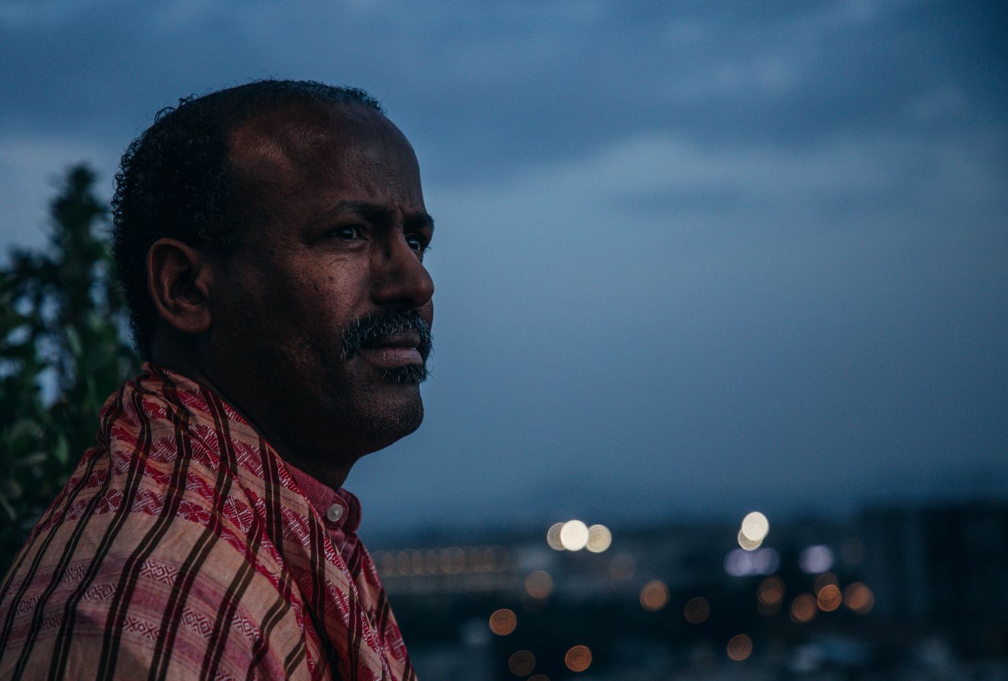 Vīrietis raugās tālumā.