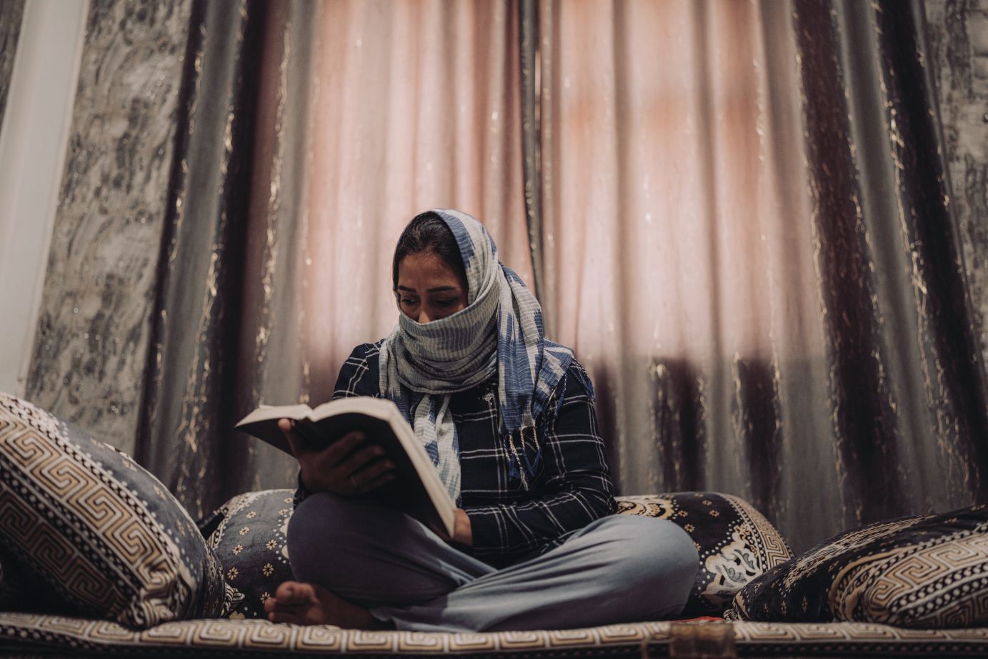 Sieviete ar lakatu lasa Bībeli.