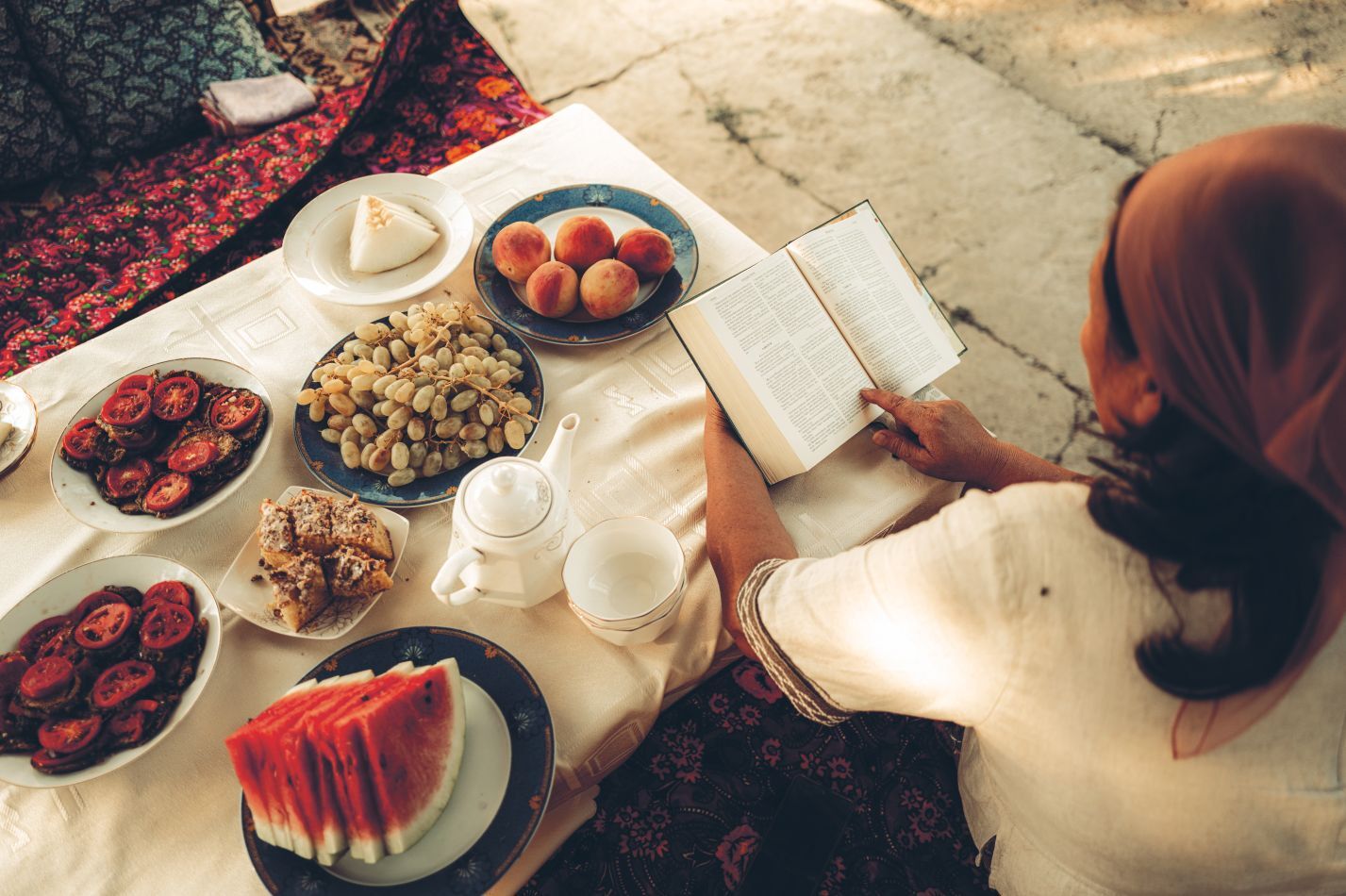 Zaira lasa Bībeli pie galda.
