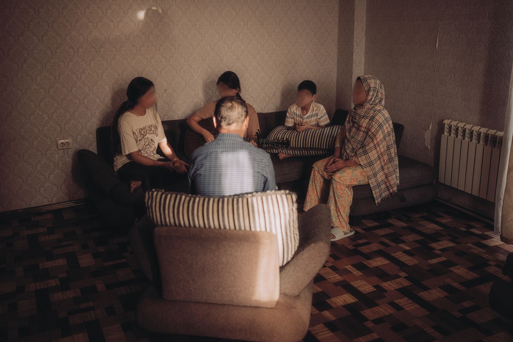 Afganistānas ģimene kopīgi pielūdz Dievu.