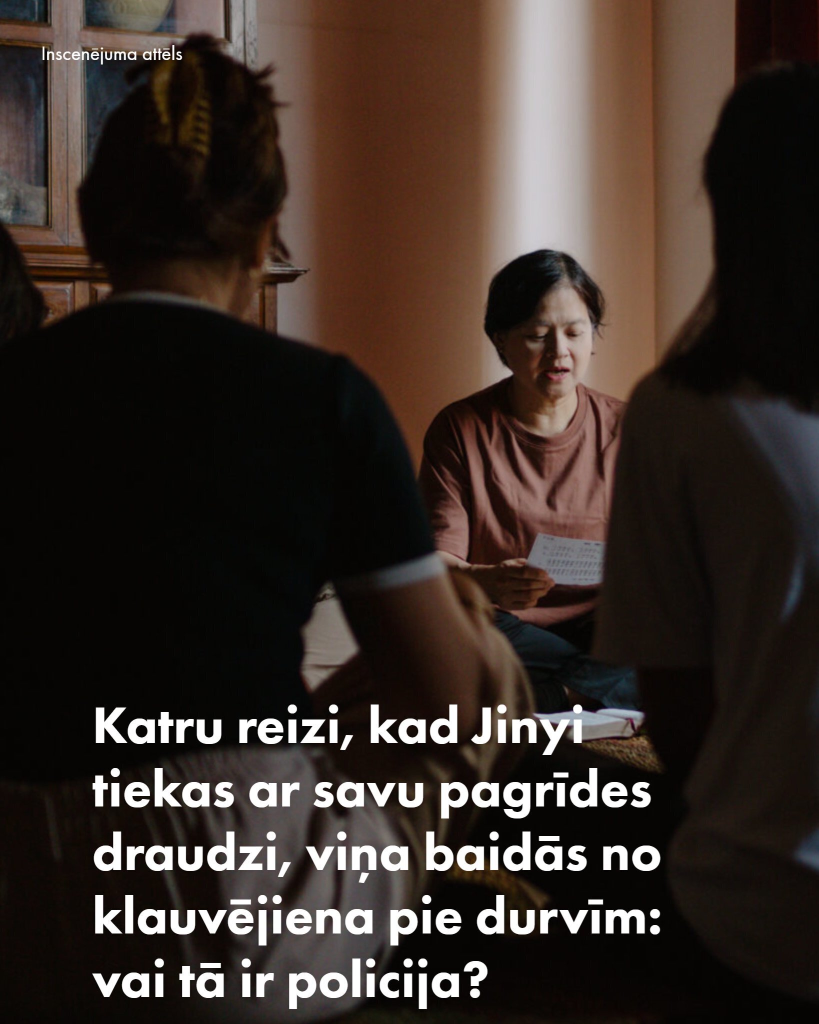 Katru reizi, kad Jinyi tiekas ar savu pagrīdes draudzi, viņa baidās no klauvējiena pie durvīm