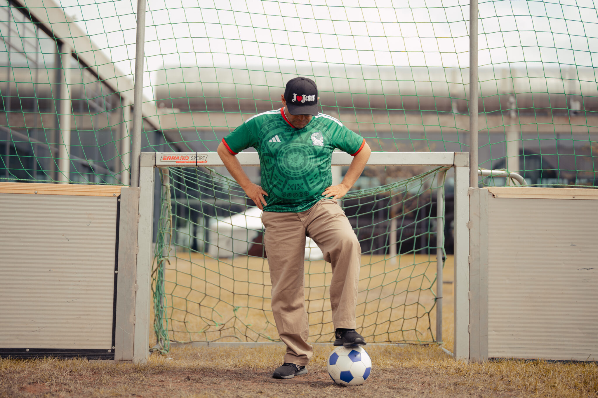 Ticība un futbols tumsas vietās