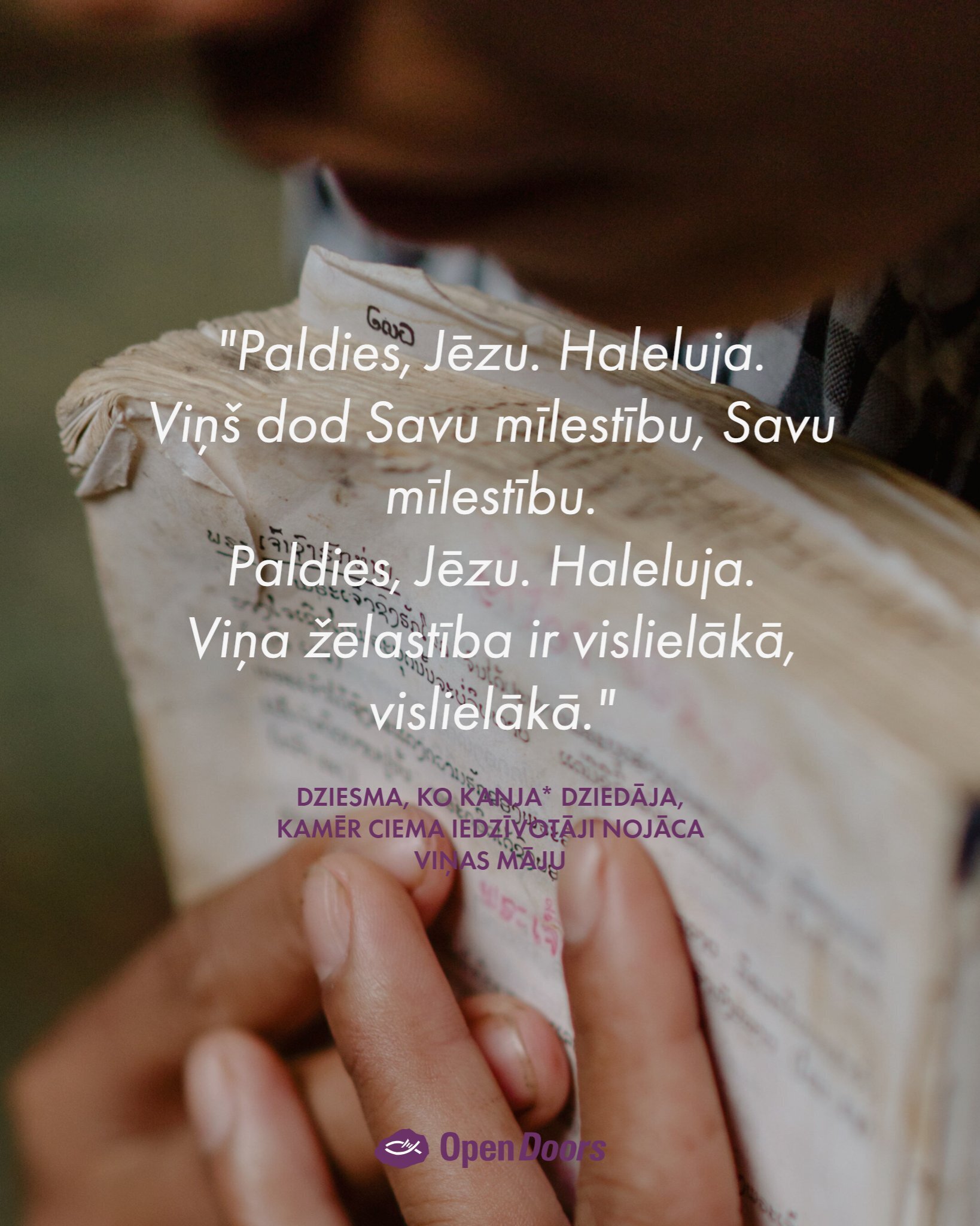 Kanja dzied pateicības dziesmu, kamēr ciema iedzīvotāji Laosā nojauc viņas māju